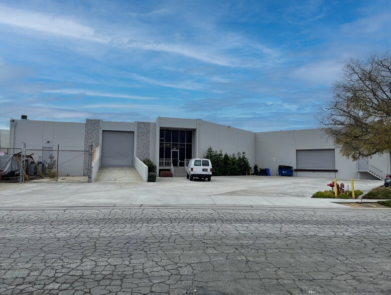 3060 Airport Way, Long Beach, CA à louer - Photo du bâtiment - Image 2 de 6
