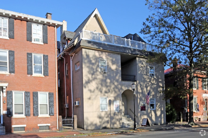 215 High St, Mount Holly, NJ à louer - Photo du bâtiment - Image 1 de 28
