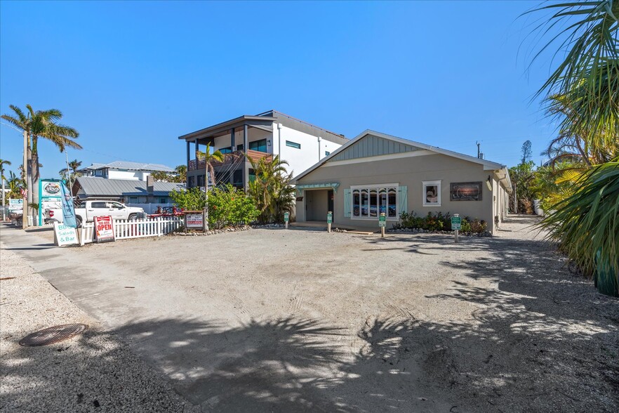 413 Pine Ave, Anna Maria, FL à vendre - Photo du bâtiment - Image 2 de 24