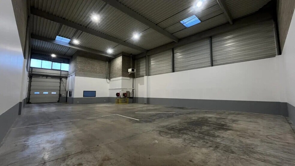 Industrial in Élancourt for lease - Interior Photo - Image 2 of 9