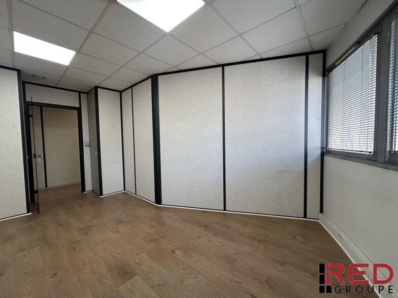 Office/Medical in Aix-en-Provence for lease - Interior Photo - Image 3 of 7