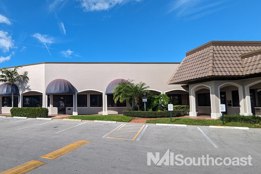 715-735 Colorado Ave, Stuart, FL for lease - Building Photo - Image 3 of 11