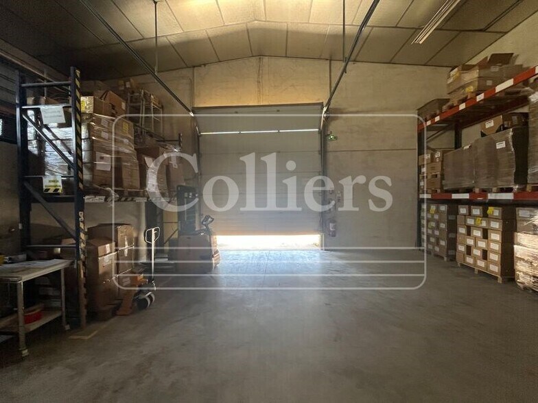 Flex in Aubagne for lease - Interior Photo - Image 2 of 2