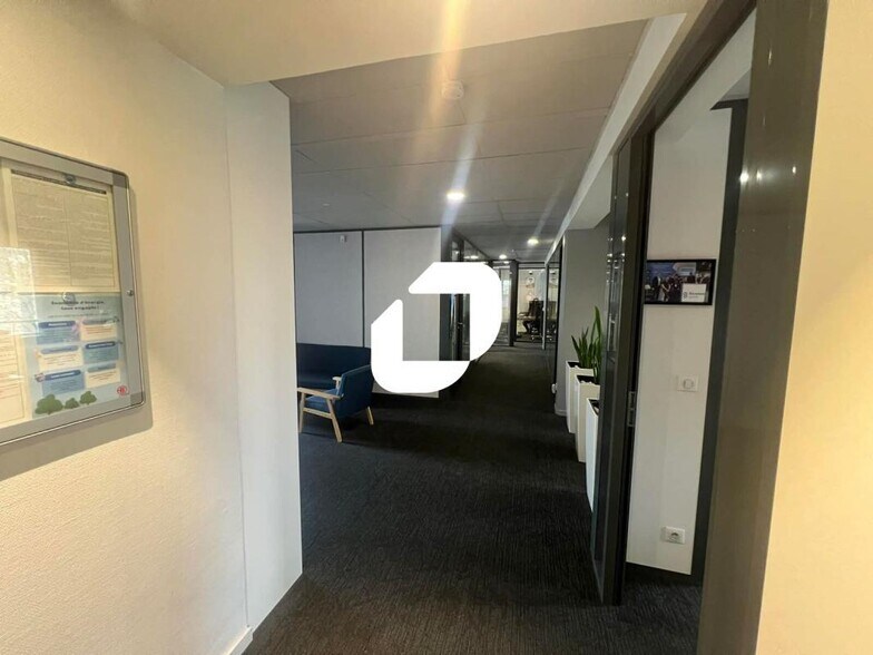 Bureau dans Lille à louer - Photo du bâtiment - Image 2 de 11