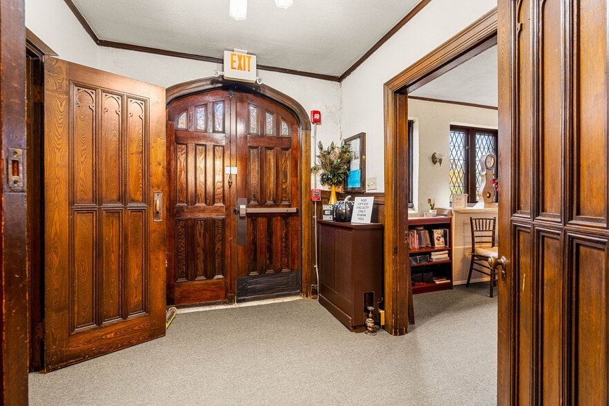 32 Lowell St, Reading, MA for sale - Interior Photo - Image 3 of 19