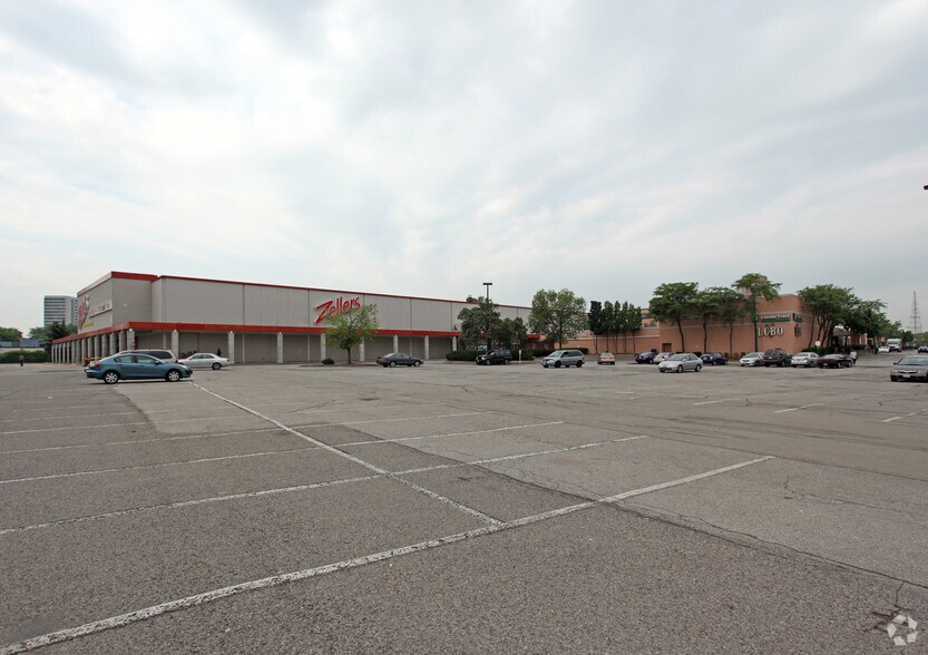 45 Overlea Blvd, Toronto, ON à louer - Photo du bâtiment - Image 3 de 3