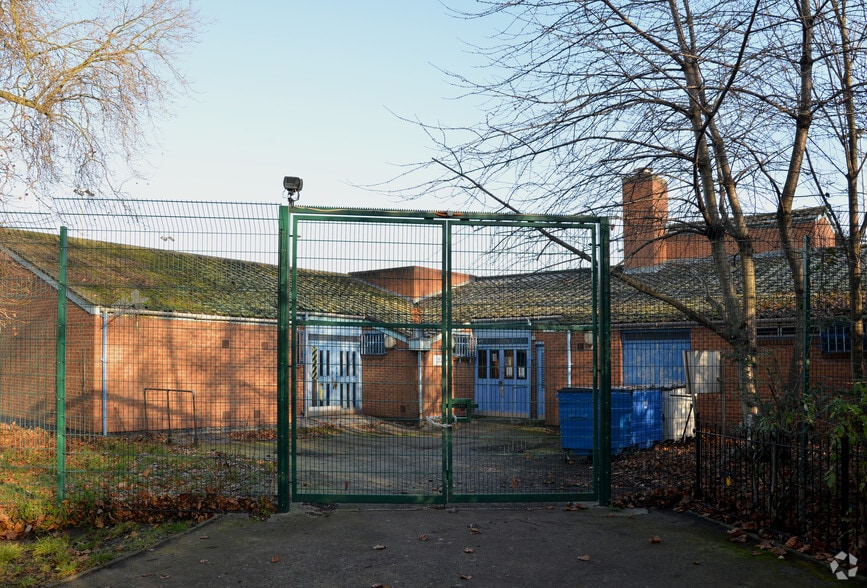 The Mayphil industrial Area portefeuille de 5 propriétés à vendre sur LoopNet.ca - Photo principale - Image 2 de 4