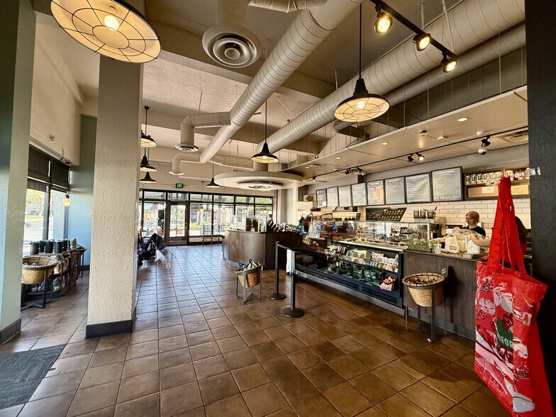 1235 State St, Santa Barbara, CA à louer - Photo du bâtiment - Image 2 de 21