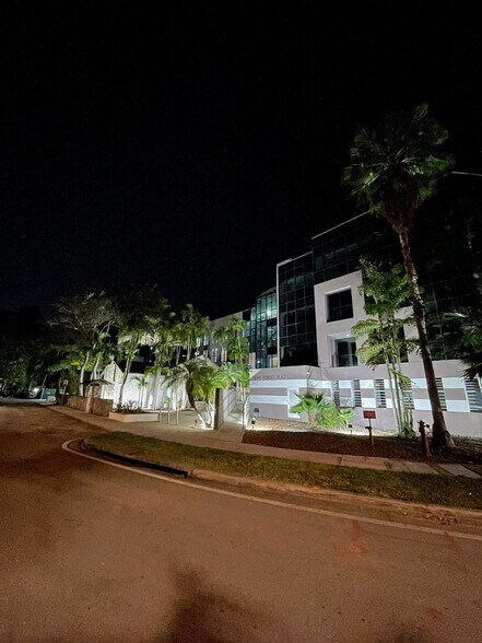 2937 SW 27th Ave, Coconut Grove, FL à louer - Photo du bâtiment - Image 2 de 4