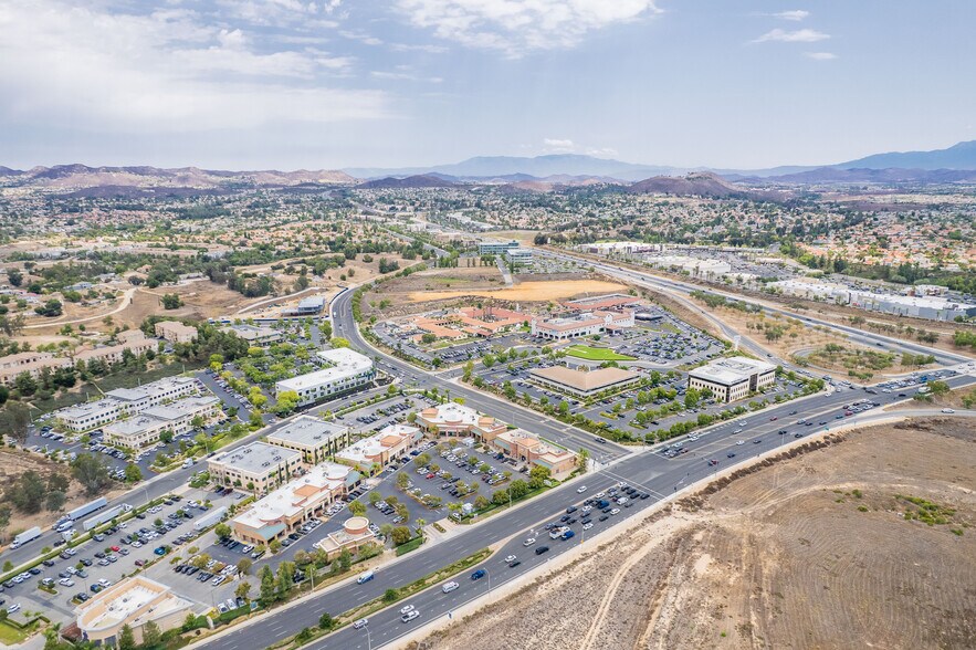 40651 Murrieta Hot Springs, Murrieta, CA à vendre - Photo du bâtiment - Image 3 de 6