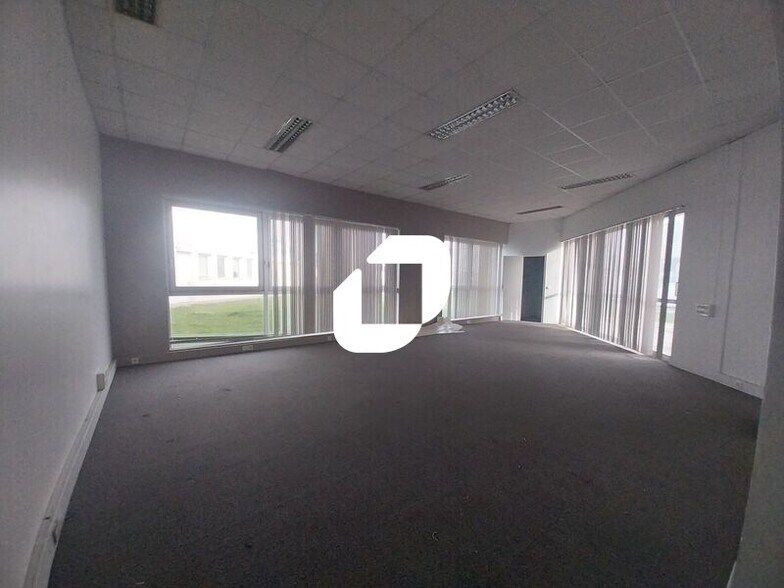 Office in Les Essarts-le-Roi for lease - Interior Photo - Image 1 of 9