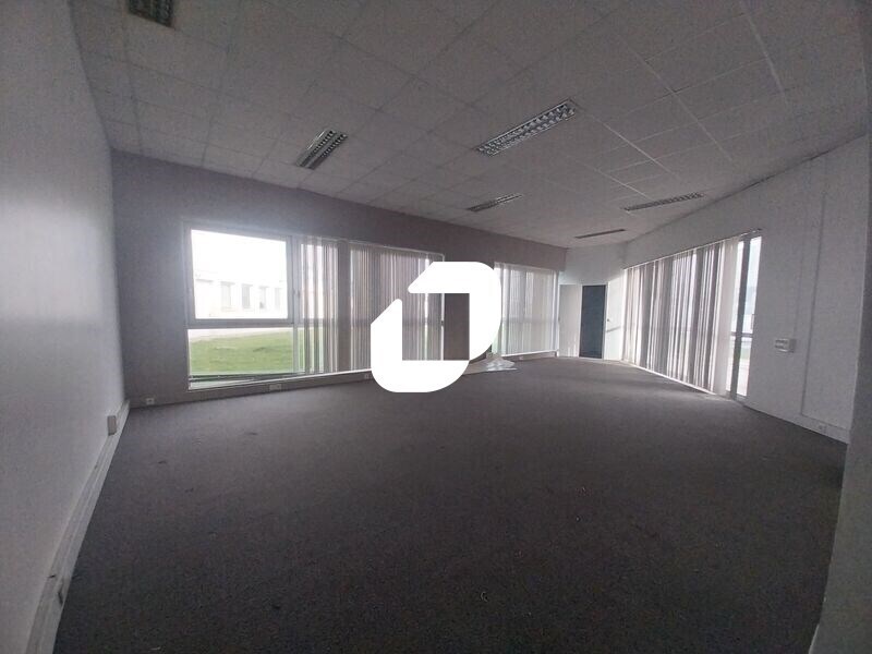 Office in Les Essarts-le-Roi for lease Interior Photo- Image 1 of 10