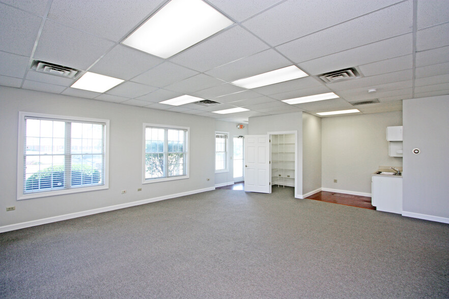 858-863 Center Ct, Shorewood, IL for lease - Building Photo - Image 3 of 21