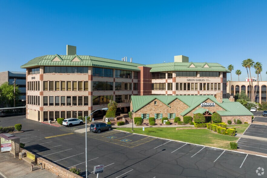 2345 E Thomas Rd, Phoenix, AZ à louer - Photo du bâtiment - Image 2 de 8