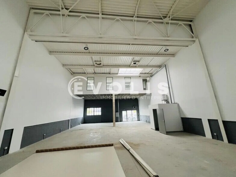 Office in Vaux-le-Pénil for lease - Interior Photo - Image 1 of 4