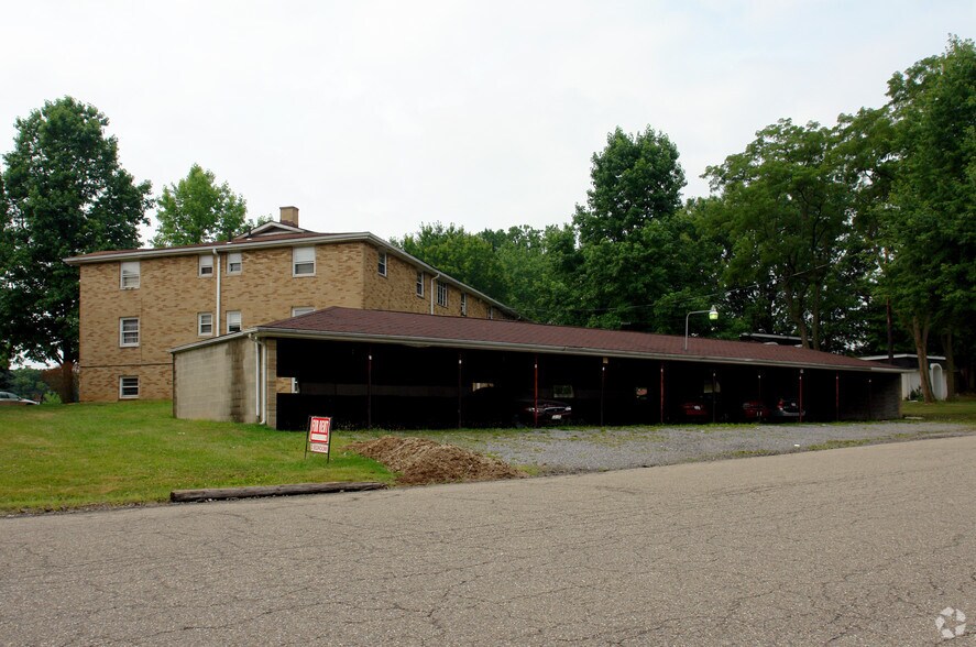 1469 Valentine Cir NW, Canton, OH à vendre - Photo du bâtiment - Image 3 de 14