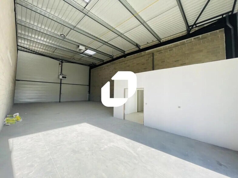 Office in Savigny-le-Temple for lease - Building Photo - Image 2 of 11