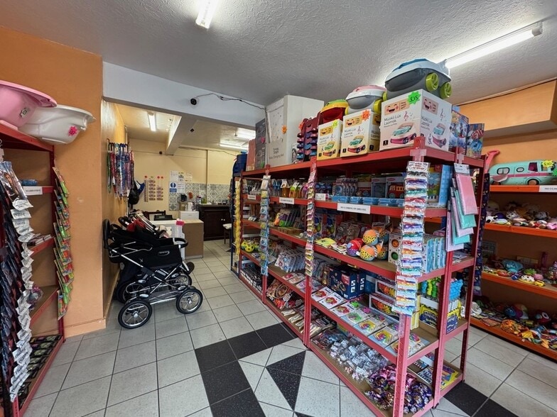 318 London Rd, Westcliff On Sea for sale - Interior Photo - Image 2 of 16