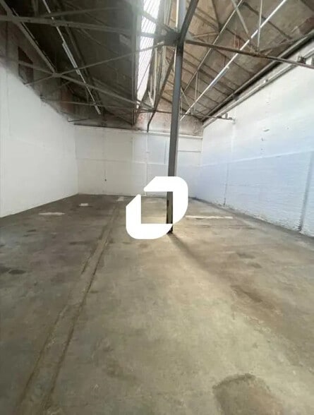 Flex in Pantin for lease - Interior Photo - Image 2 of 4
