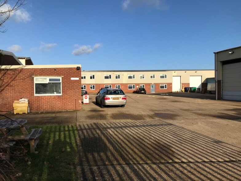 Borough Road, Buckingham Road Industrial Estate, Brackley for lease - Building Photo - Image 3 of 3