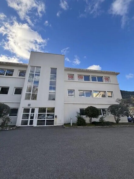 Bureau dans Gémenos à louer - Photo du bâtiment - Image 1 de 8