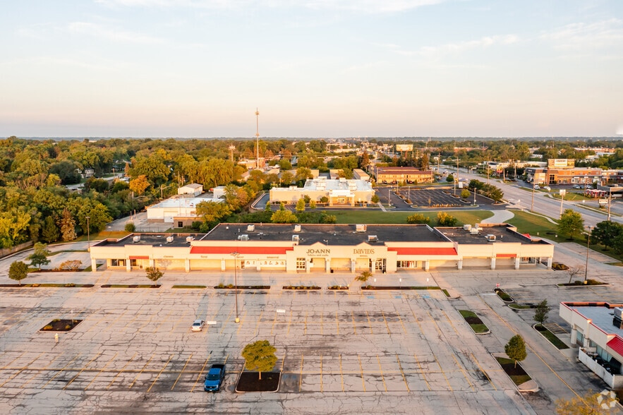421-441 E Roosevelt Rd, Lombard, IL for sale - Building Photo - Image 2 of 4