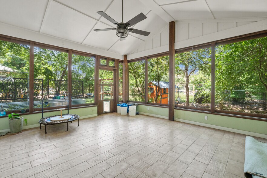 1012 N Flores St, San Antonio, TX à louer - Photo du bâtiment - Image 3 de 20