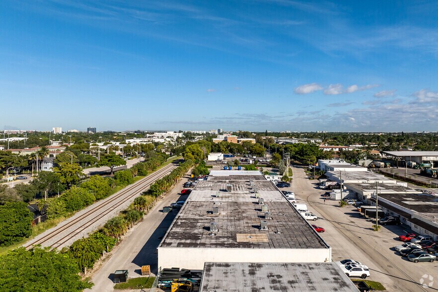 5149-5199 NE 12th Ave, Oakland Park, FL à louer - Photo du bâtiment - Image 2 de 8