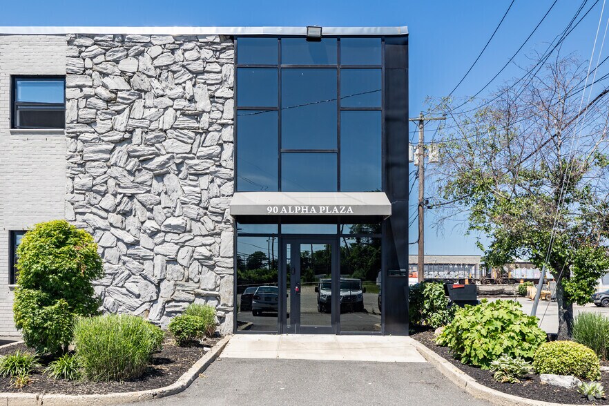 62-90 Alpha Plz, Hicksville, NY à louer - Photo du bâtiment - Image 2 de 3