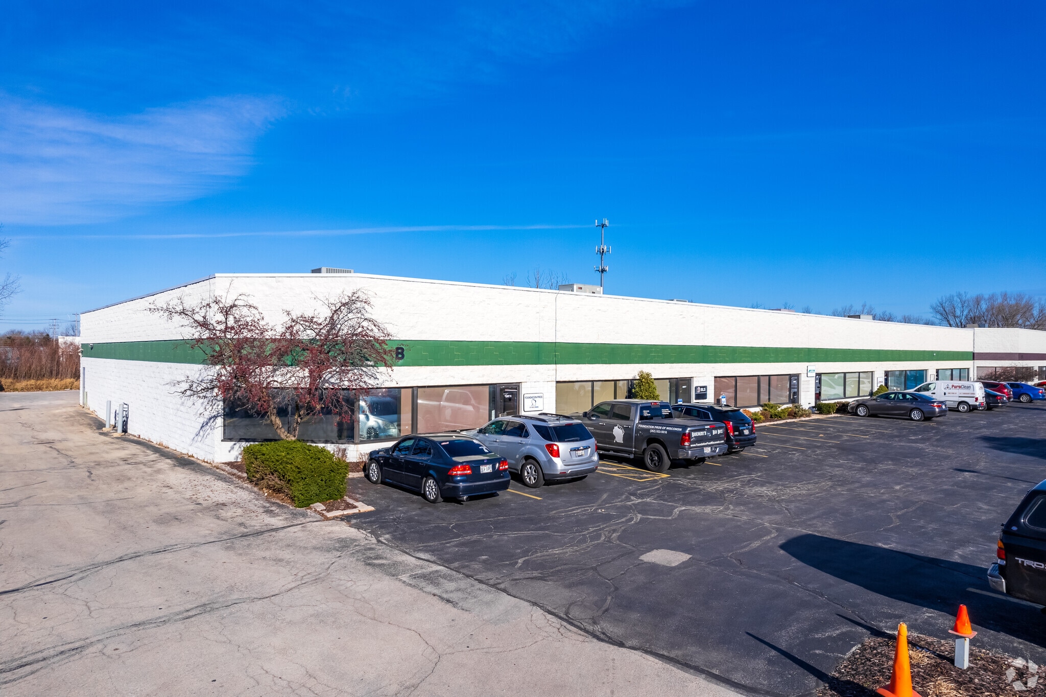 21870 Watertown Rd, Waukesha, WI for lease Primary Photo- Image 1 of 7