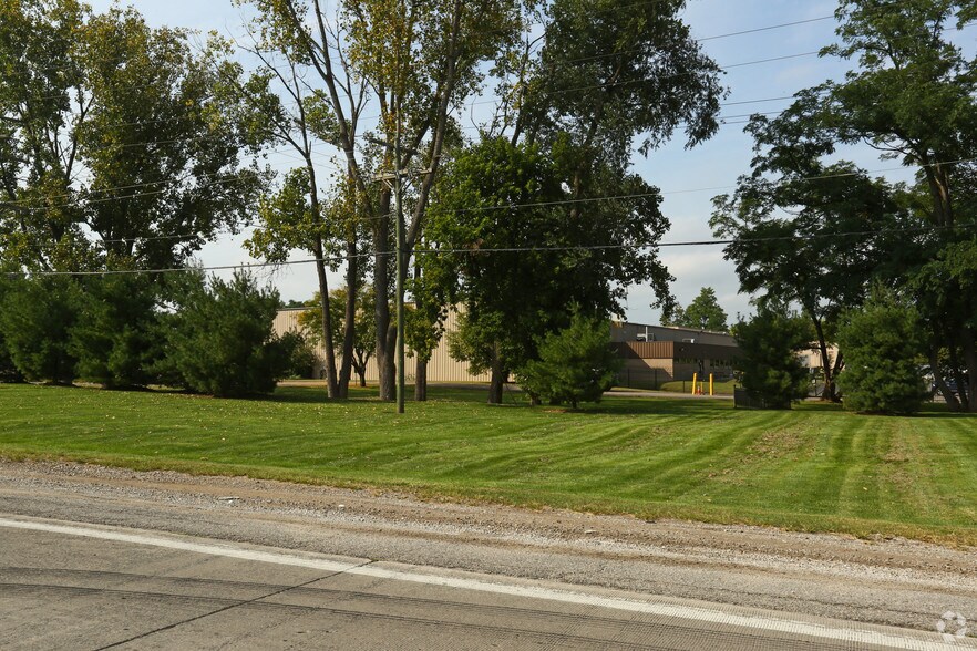 10885 Textile Rd, Belleville, MI à louer - Photo du bâtiment - Image 2 de 4