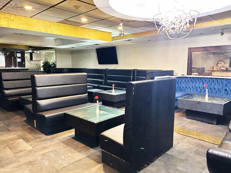 10511 82 Av NW, Edmonton, AB à vendre - Photo du bâtiment - Image 3 de 15