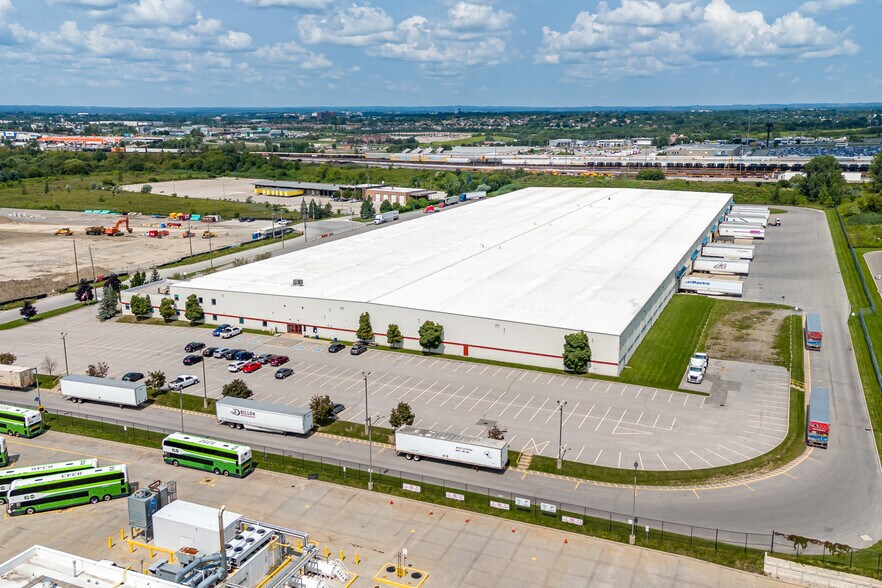 999 Boundary Rd, Oshawa, ON à louer - Photo du bâtiment - Image 3 de 9