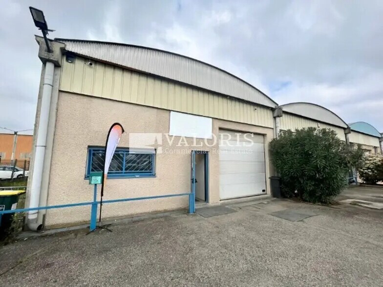Local d'activités dans Saint-Priest à vendre - Photo du bâtiment - Image 1 de 12