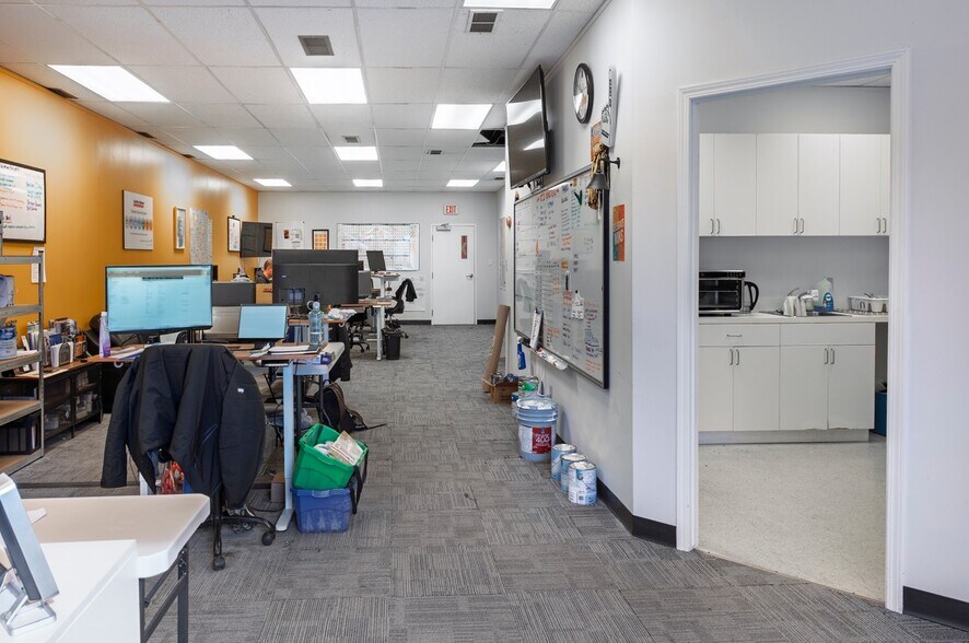 908 53rd Ave NE, Calgary, AB à louer - Photo du bâtiment - Image 3 de 7