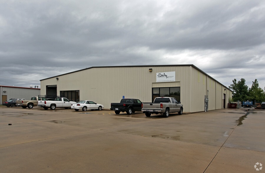 3904 W Kelley Ave, Springdale, AR for lease - Primary Photo - Image 1 of 4