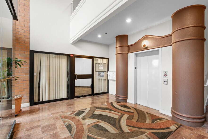 9810-9850 E Burnside St, Portland, OR à louer - Photo du bâtiment - Image 2 de 7