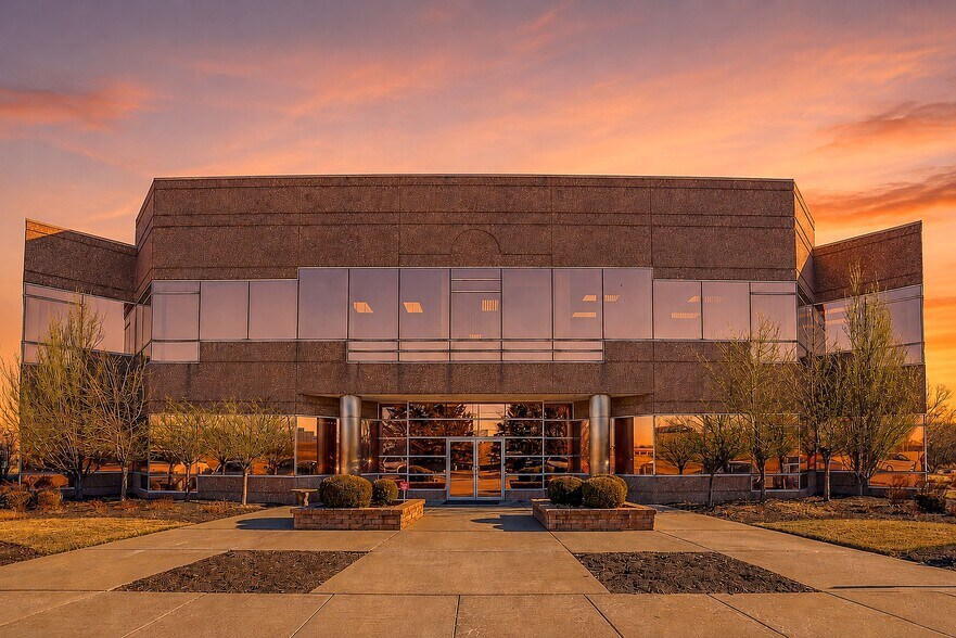 10502 NW Ambassador Dr, Kansas City, MO à louer - Photo du bâtiment - Image 1 de 23