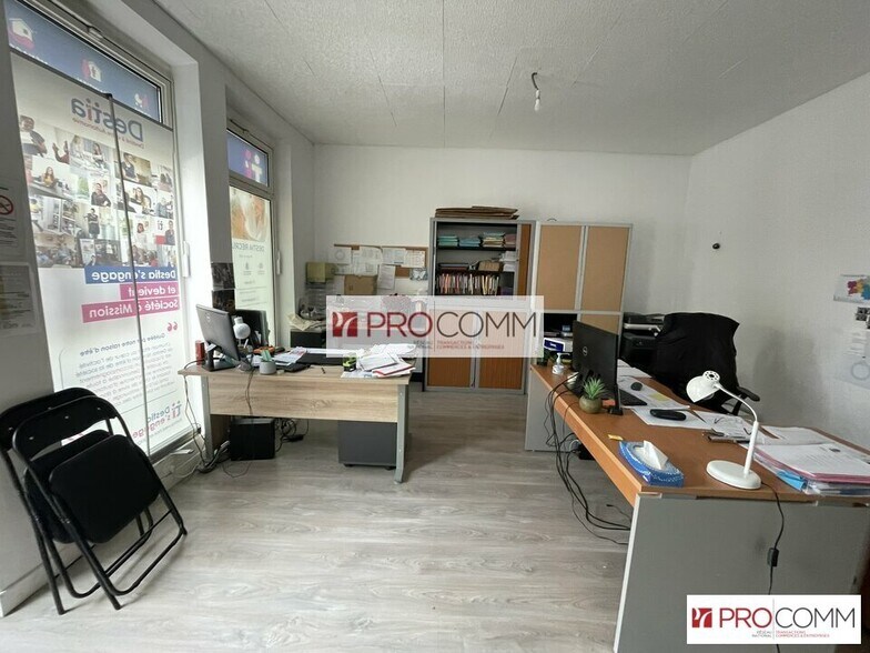 Retail in Chartres for lease - Interior Photo - Image 1 of 7