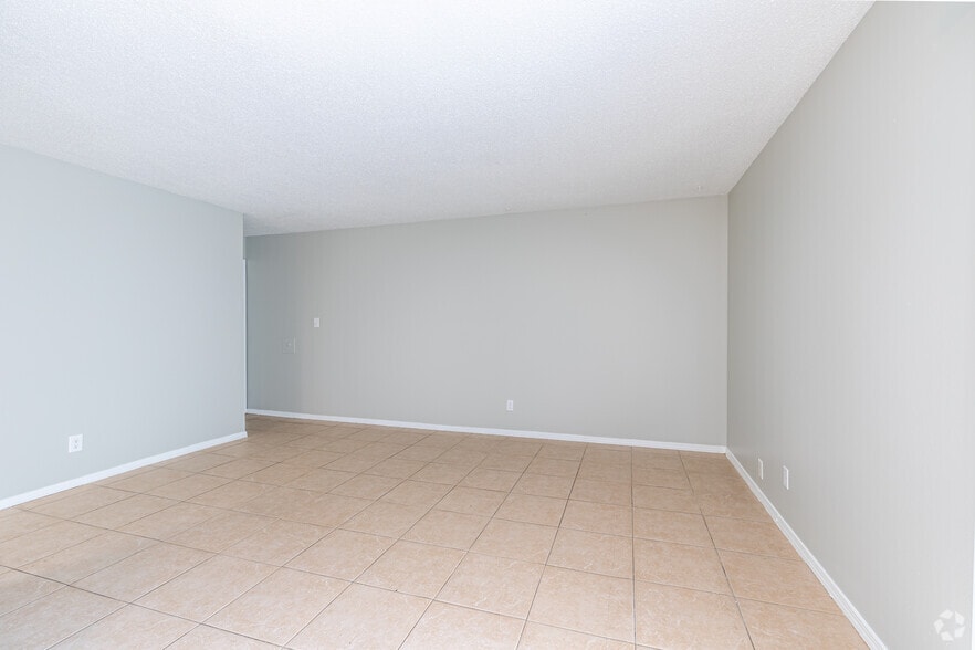 108 NW 63rd St, Kansas City, MO for sale - Interior Photo - Image 2 of 37