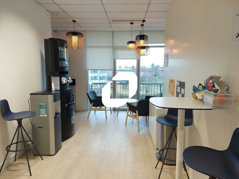 Office in Voisins-le-Bretonneux for lease - Interior Photo - Image 2 of 29