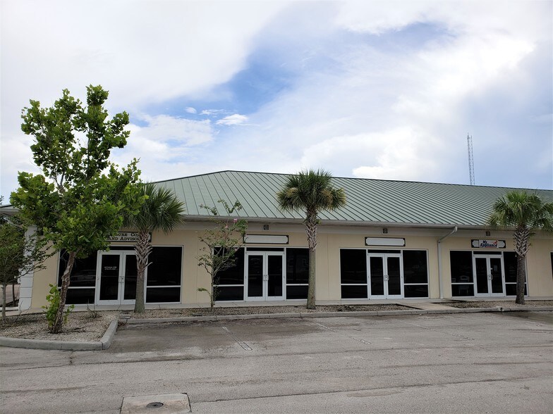 9055 Americana Rd, Vero Beach, FL à vendre - Photo du bâtiment - Image 2 de 3