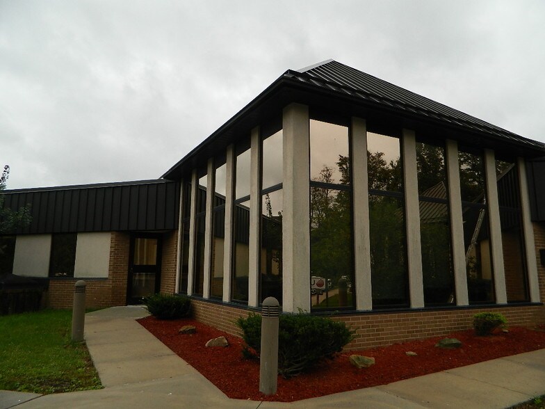 969 Eisenhower Blvd, Johnstown, PA for lease - Building Photo - Image 1 of 1