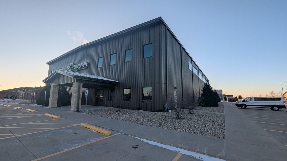 4113 E Oakland Ave, Bloomington, IL for sale - Building Photo - Image 3 of 15