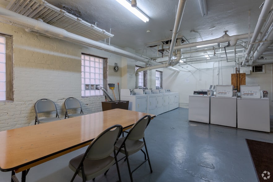 821-833 N Kilbourn Ave, Milwaukee, WI for lease - Interior Photo - Image 3 of 4