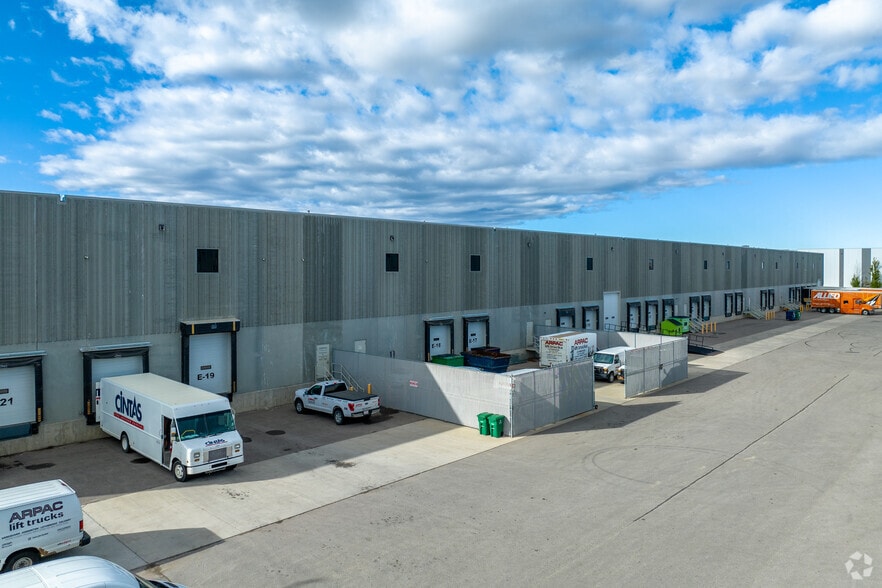 6000 72nd Ave SE, Calgary, AB à louer - Photo du bâtiment - Image 3 de 7