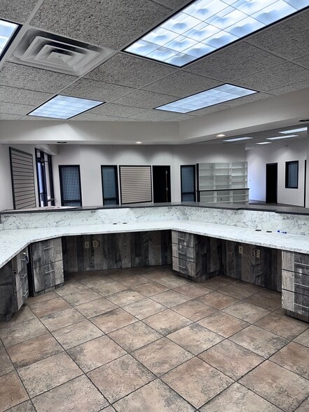 4809 W Loop 289, Lubbock, TX for lease - Lobby - Image 3 of 18