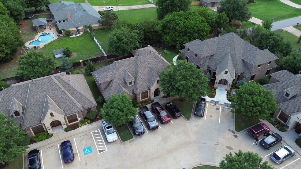 841 E 33rd, Edmond, OK à vendre - Photo du bâtiment - Image 2 de 4