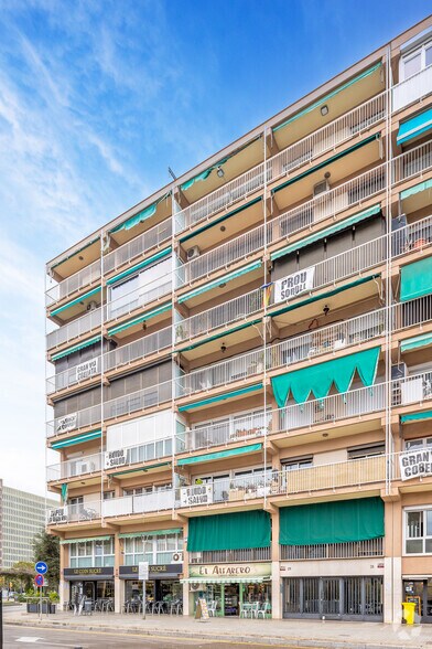 Commerce de détail dans L'Hospitalet de Llobregat, Barcelona à louer - Photo du bâtiment - Image 3 de 3