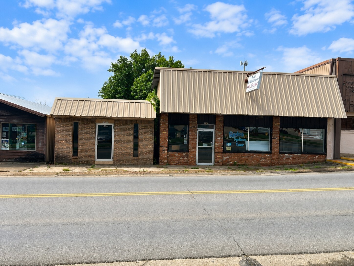 Two retail buildings for sale portfolio of 2 properties for sale on LoopNet.ca Primary Photo- Image 1 of 3